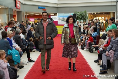 Herbstmodenschau-im-NeuenMarkt-2022-0154