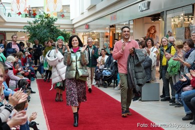 Herbstmodenschau-im-NeuenMarkt-2022-0165