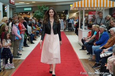 Modenschau-Neuer-Markt-Nacht-der-Sinne-2022-0062