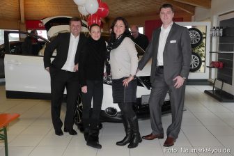 Tosten Jänig, Yasmin Wirth, Heike Beyer und Walter Lell vor dem neuen Qashqai 