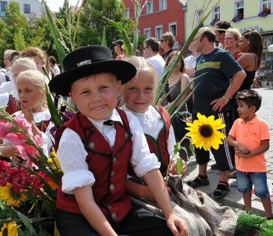 Volksfestzug mit über 100 Gruppen begeisterte die Zuschauer
