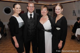 Bildmitte Georg Forster und Ehefrau mit seinen zwei Töchtern