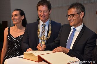 Bürgermeister Barraud beim Eintrag in das goldene Buch