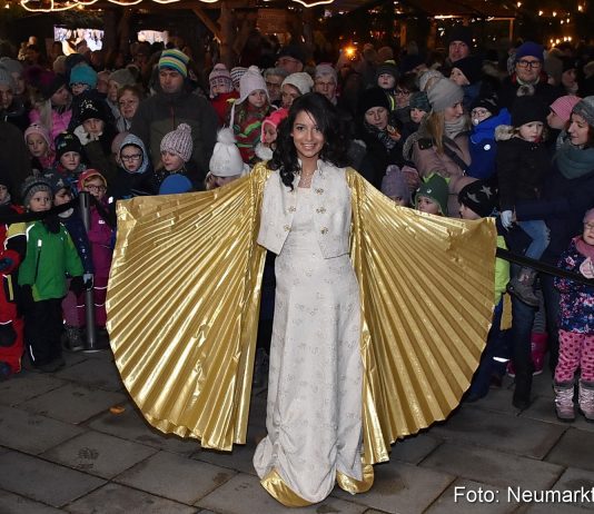 Christkind Daisy Miranda hat den Neumarkter Weihnachtsmarkt eröffnet