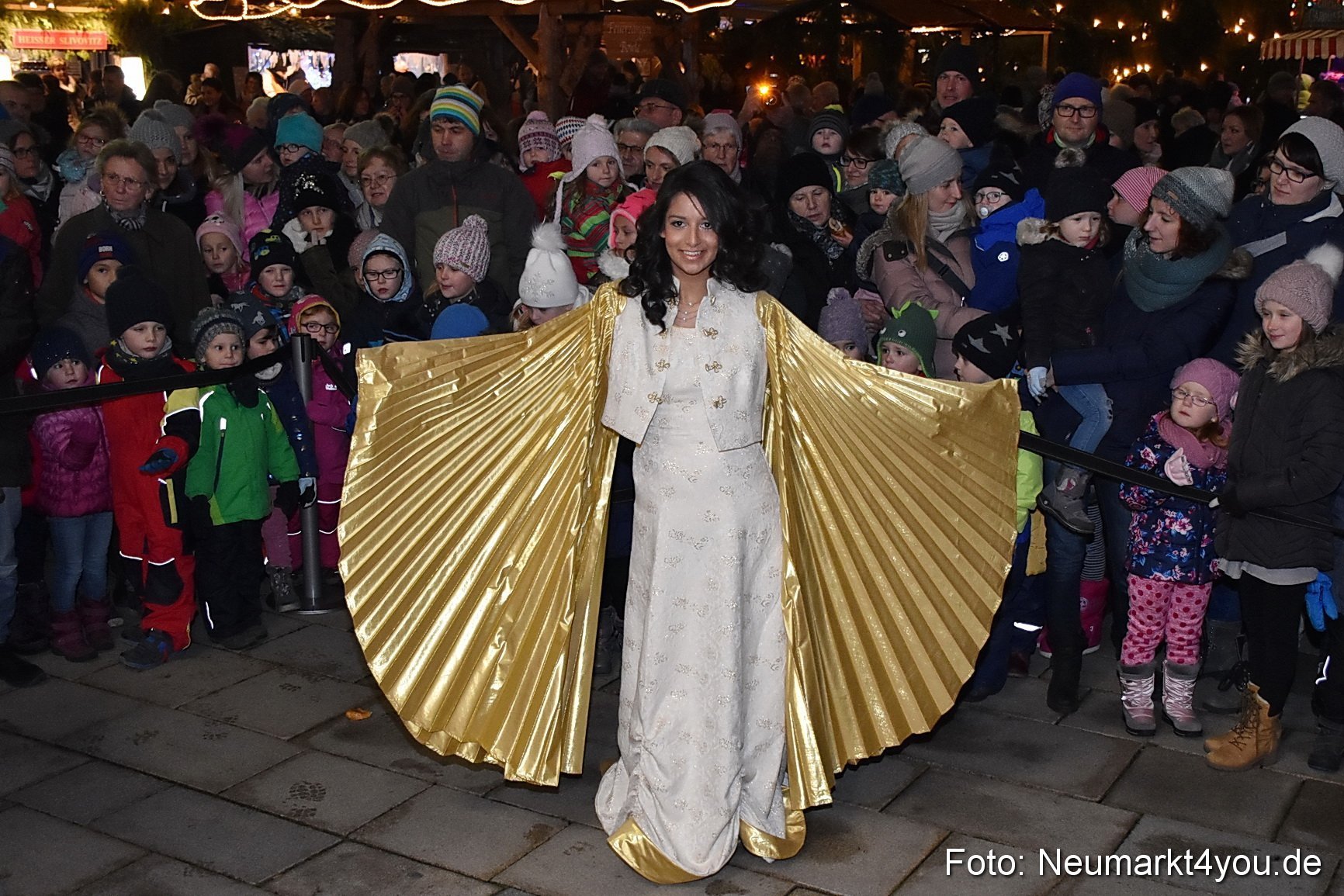 Christkind Daisy Miranda hat den Neumarkter Weihnachtsmarkt eröffnet