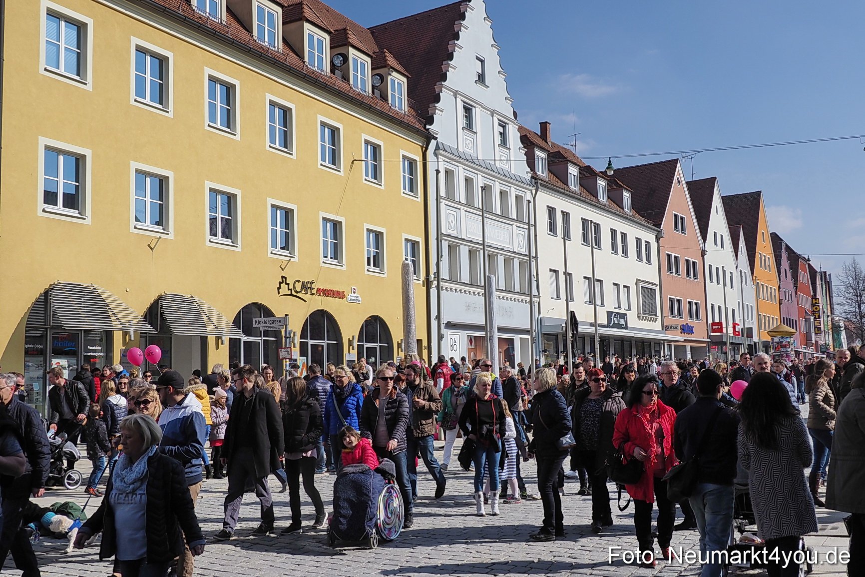 Tausende beim verkaufsoffener Sonntag in Neumarkt