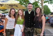 Mr. Lederhose Fabian Schreiner zusammen mit den Gewinnerinnen des zweiten und dritten Platzes