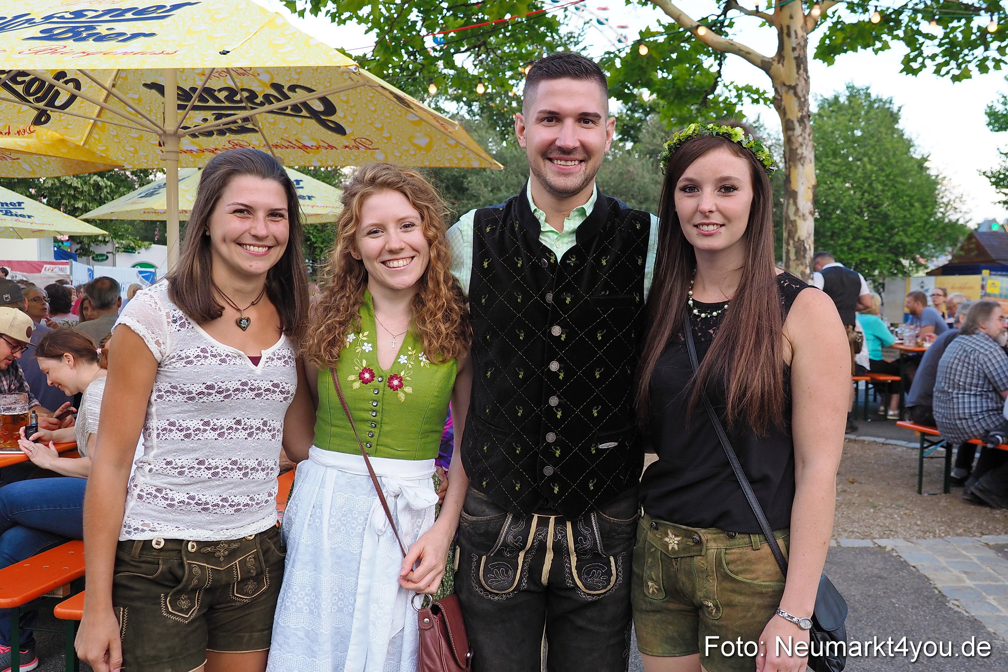 Mr. Lederhose Fabian Schreiner zusammen mit den Gewinnerinnen des zweiten und dritten Platzes