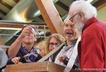 Ein Straßenhändler beim Verkauf