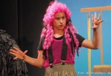 Die kleine Hexe gespielt von der 11-jährigen Magdalena Olbrich verzaubert alle Kinder