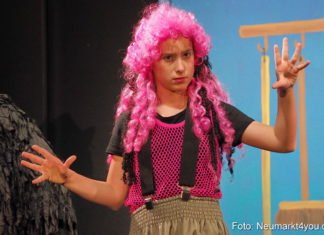 „Die kleine Hexe“ das Wintermärchen im Turnerheim Die kleine Hexe gespielt von der 11-jährigen Magdalena Olbrich verzaubert alle Kinder