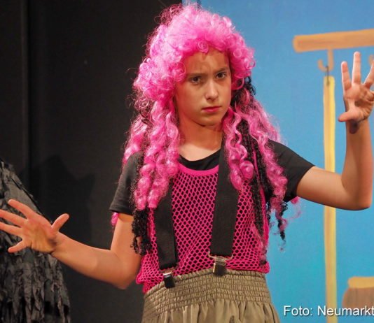 Die kleine Hexe gespielt von der 11-jährigen Magdalena Olbrich verzaubert alle Kinder