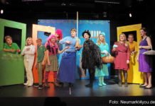 Die kleine Hexe, gespielt von den Schloss-Spielen