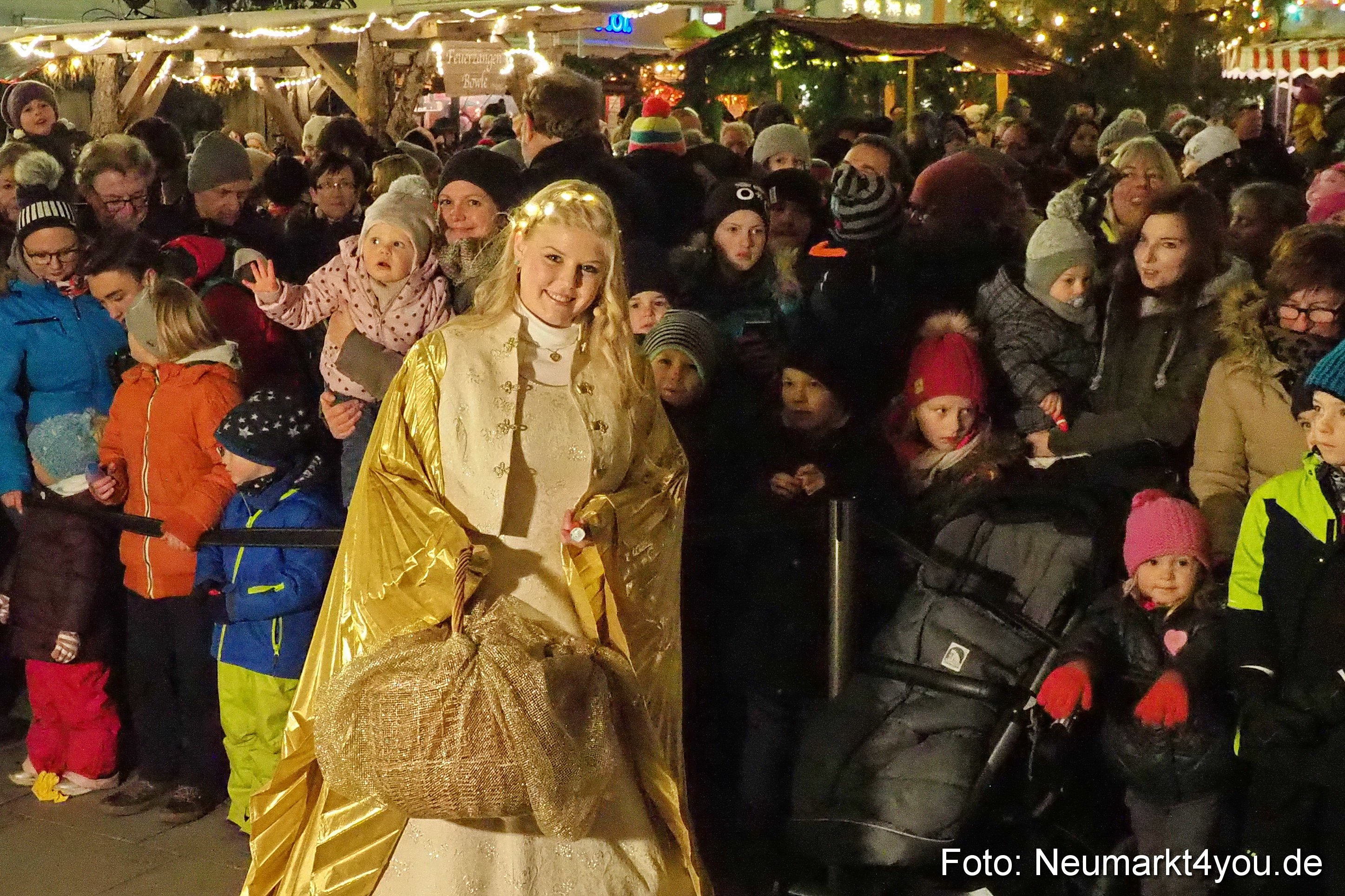 Das Neumarkter Christkind Leonie Felger eröffnete den Neumarkter Weihnachtsmarkt