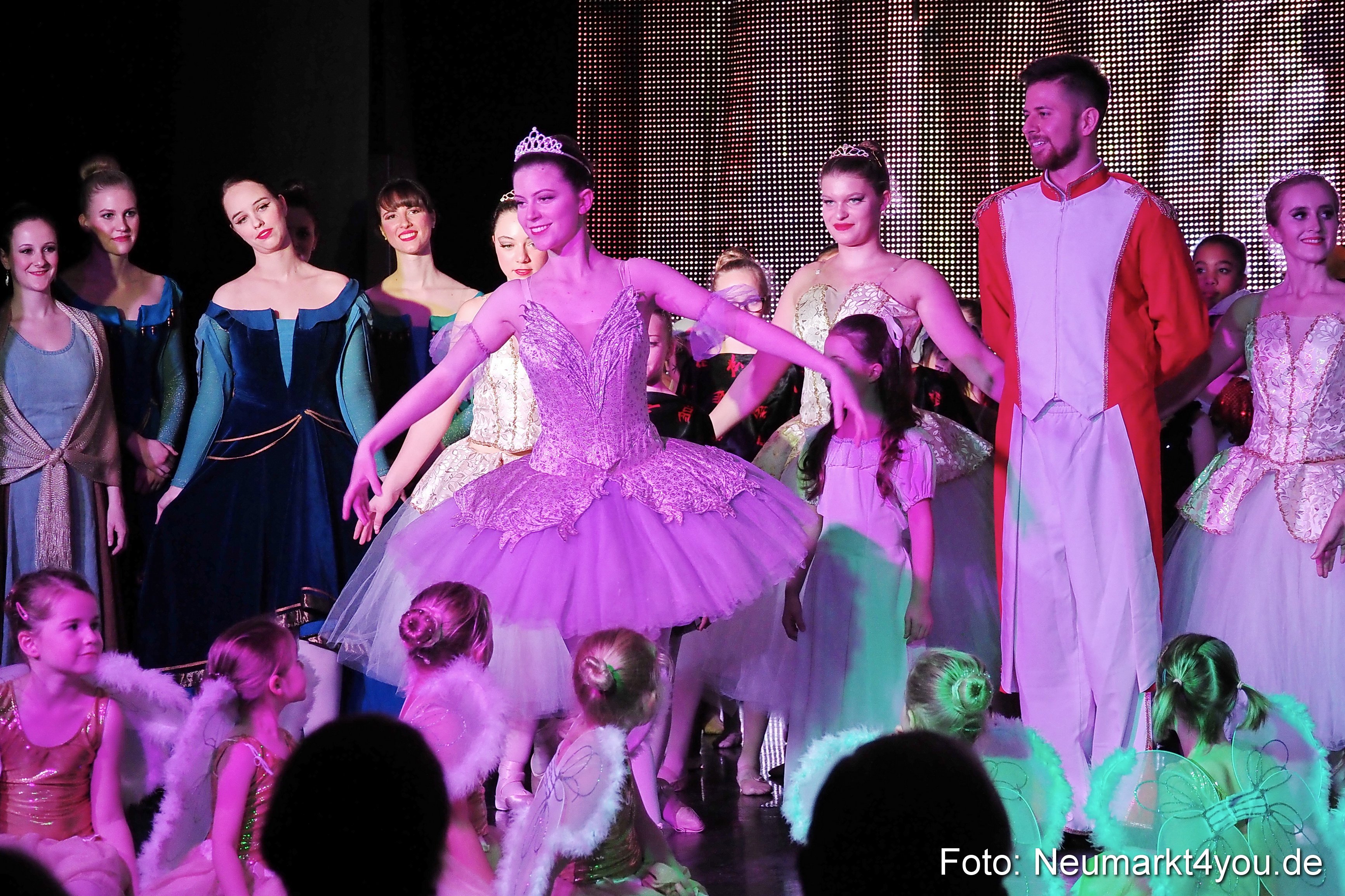 Die Ballettschüler und Ballettschülerinnen des Artico e.V. beim „Nussknacker“