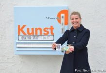 Nicola Thumann mit den neuen Kunstwerken der Sommer-Saison 2019