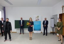 Bild: Glückwunsch zum Studienabschluss Von links: Jens Bögl