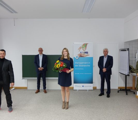 Bild: Glückwunsch zum Studienabschluss Von links: Jens Bögl