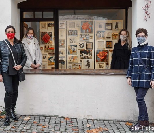 BU: Karin Allar, Isabell Heusinger, Anna Meier und Anita Brandt vor dem KunstRaum Klostertor