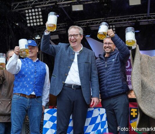 Altstadtfest nimmt nach Wetterbesserung Fahrt auf